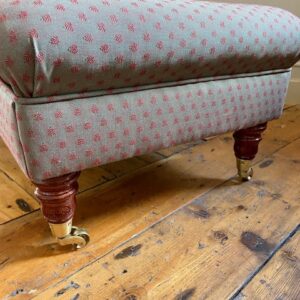 UPHOLSTERED FOOTSTOOL_02