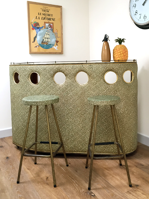 Vintage Cocktail Bar with Stools